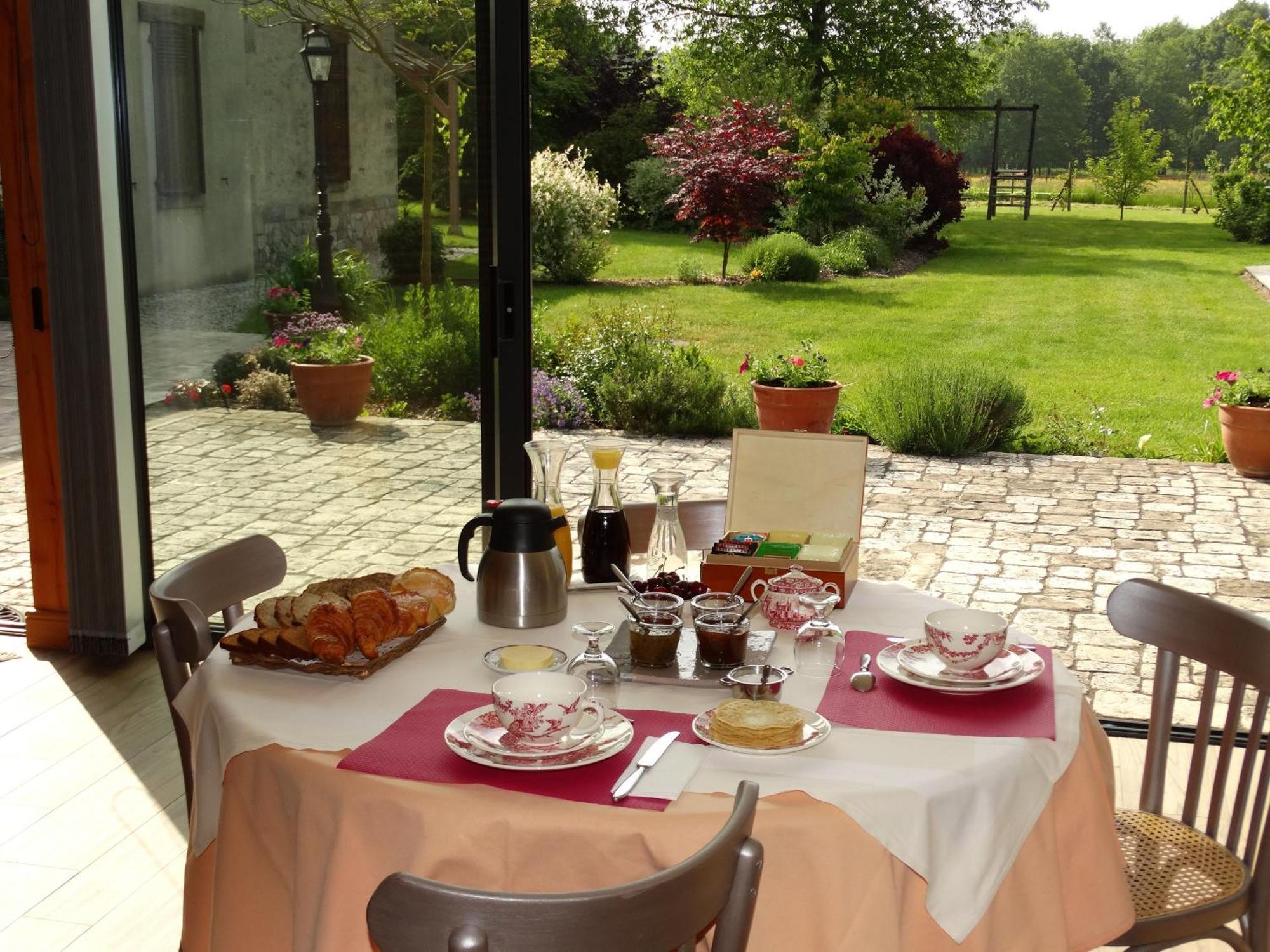 Chambre Familiale Au Coeur De La Nature Avec Jardin Et Piscine Privee, Ideale Pour Explorer Le Loiret - Fr-1-590-265 Bed & Breakfast Vitry-aux-Loges Exterior photo